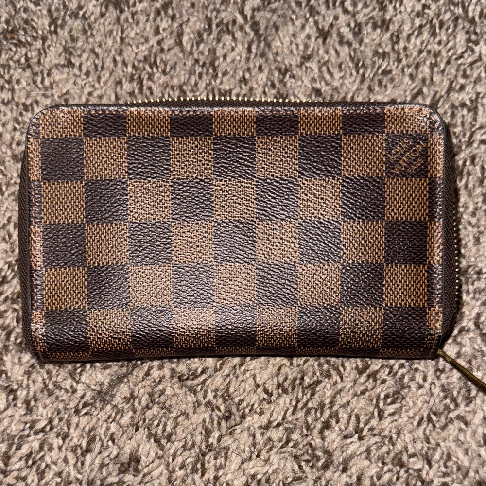 Authentic Louis Vuitton Damier Ebene Zippy Wallet